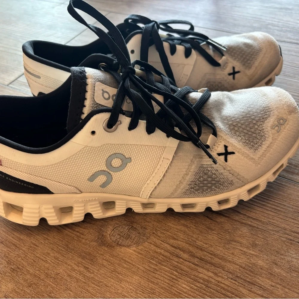 On Cloud X Running Women's Athletic Shoes in White and Black Size 6.5 - Picture 2 of 15